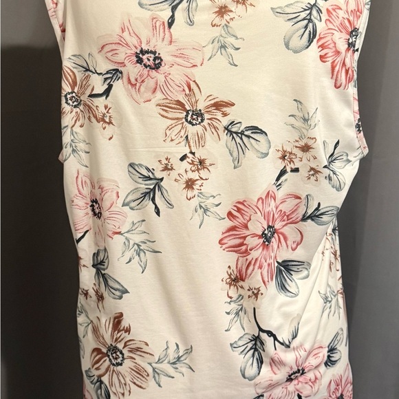 4X Floral Sleeveless V-Neck Blouse - Picture 2 of 6